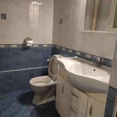 Spacious 2br Apt, 2 Min To Metro, Direct Airport Line *