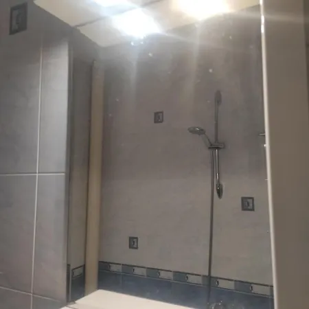 Lejlighed Spacious 2br Apt, 2 Min To Metro, Direct Airport Line