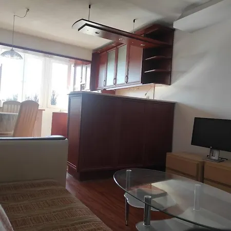 Spacious 2br Apt, 2 Min To Metro, Direct Airport Line