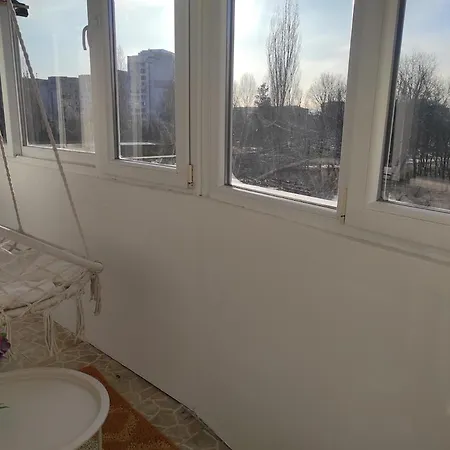 Spacious 2br Apt, 2 Min To Metro, Direct Airport Line