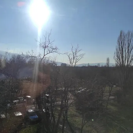 Spacious 2br Apt, 2 Min To Metro, Direct Airport Line Διαμέρισμα