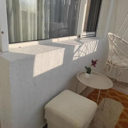 Spacious 2br Apt, 2 Min To Metro, Direct Airport Line *