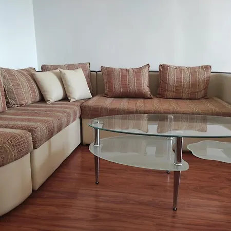 Spacious 2br Apt, 2 Min To Metro, Direct Airport Line *