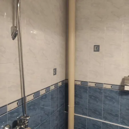 Spacious 2br Apt, 2 Min To Metro, Direct Airport Line *
